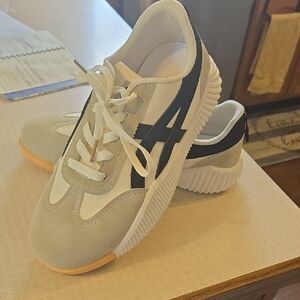 Stylish Women's Sneakers in Gray and Black